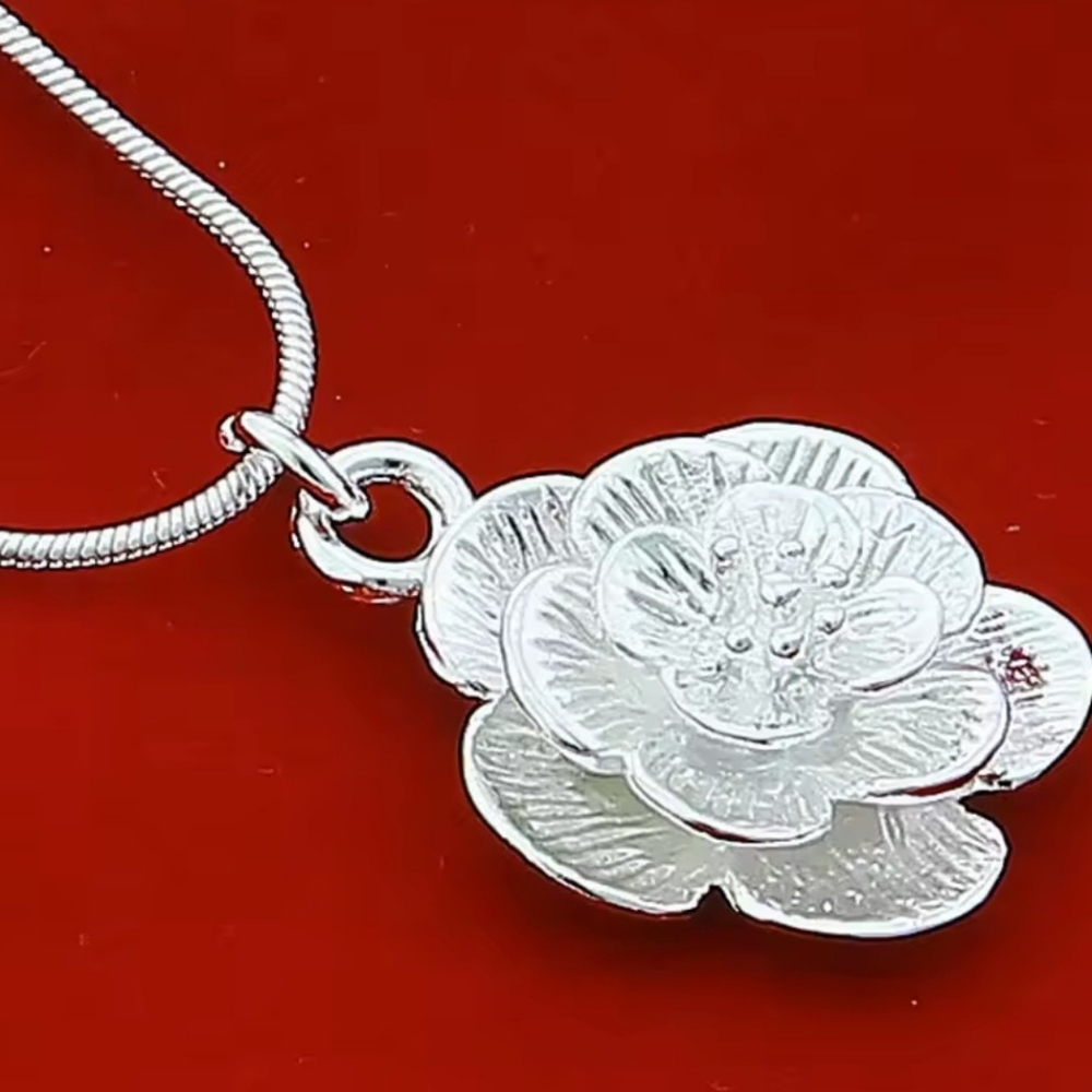Elegant Silver Floral Necklace